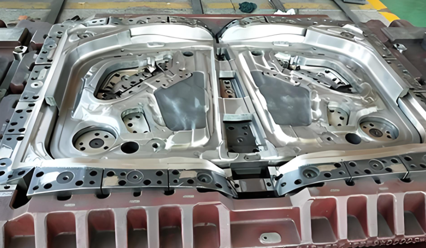 發(fā)動機蓋模具：汽車工業(yè)中的精密藝術與技術創(chuàng)新